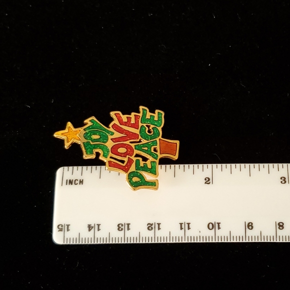 CAMCO Xmas Tree Joy Love Peace Holiday Pin Button - Picture 2 of 8
